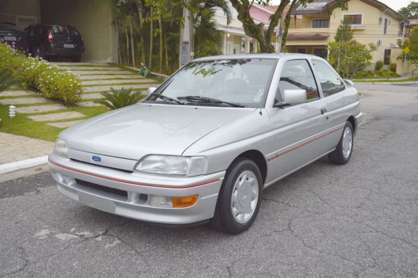 O visual aerodinâmico e a dianteira sem grade de refrigeração diferenciavam o XR3 dos demais Escort, o desenho agora estava em sintonia com o similar europeu